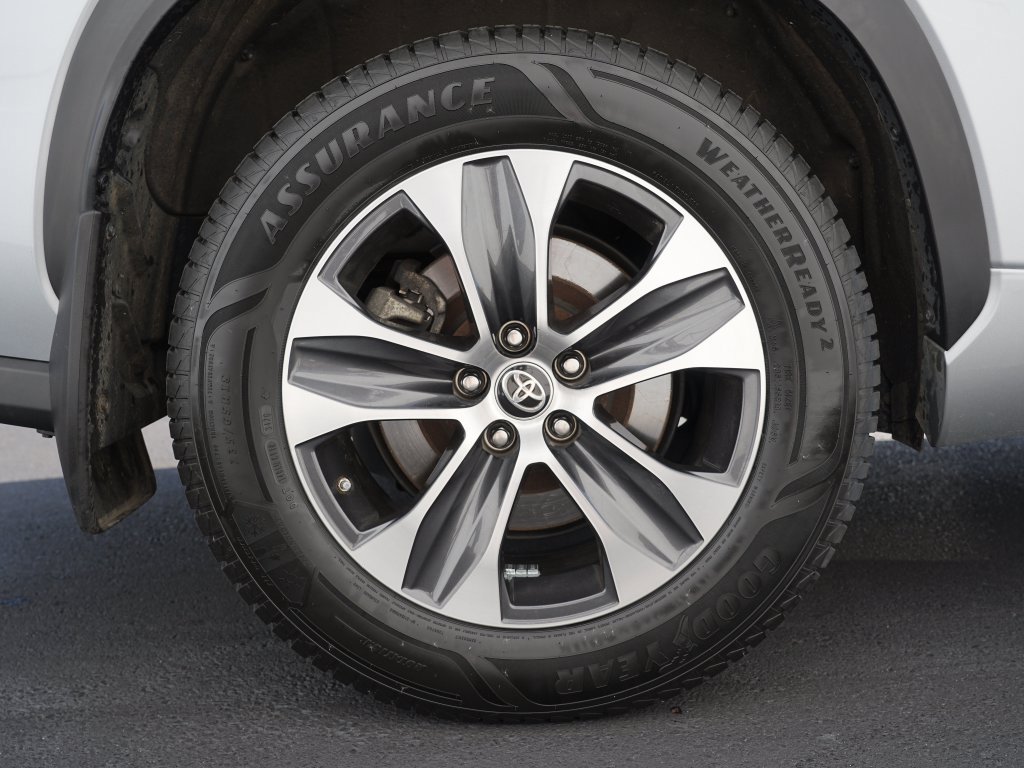 Used 2023 Toyota Highlander XLE AWD/4WD image 32