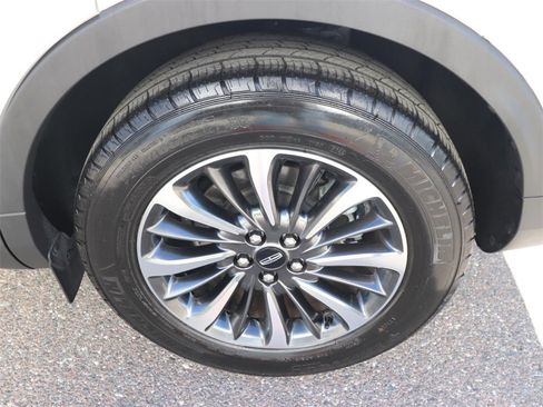 Used 2022 Lincoln Nautilus FWD w/ Premium Package image 12