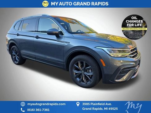 Used 2022 Volkswagen Tiguan SE image 1