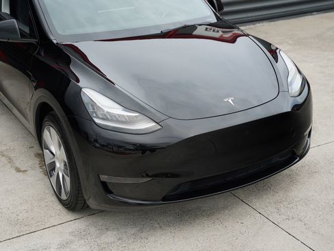 Used 2023 Tesla Model Y AWD image 9