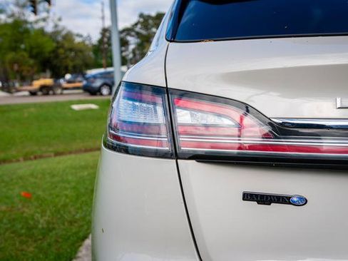 Used 2020 Lincoln Nautilus Reserve w/ Equipment Group 201A image 16