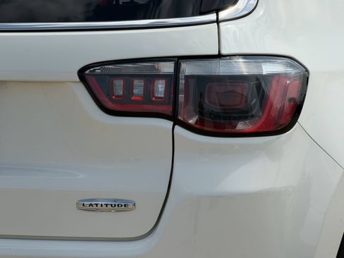Used 2018 Jeep Compass Latitude w/ Popular Equipment Group FWD image 11
