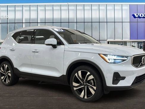 Used 2024 Volvo XC40 B5 Plus w/ Climate Package image 1