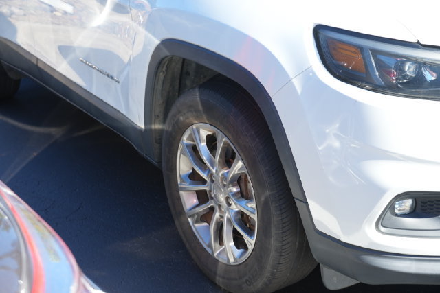 Used 2019 Jeep Cherokee Latitude Plus w/ Cold Weather Group AWD/4WD image 2