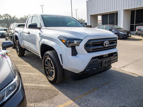 Used 2025 Toyota Tacoma SR image 6