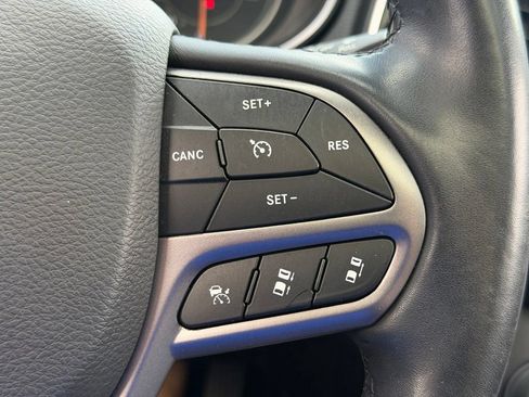 Used 2019 Jeep Cherokee Limited w/ Luxury Group AWD/4WD image 18