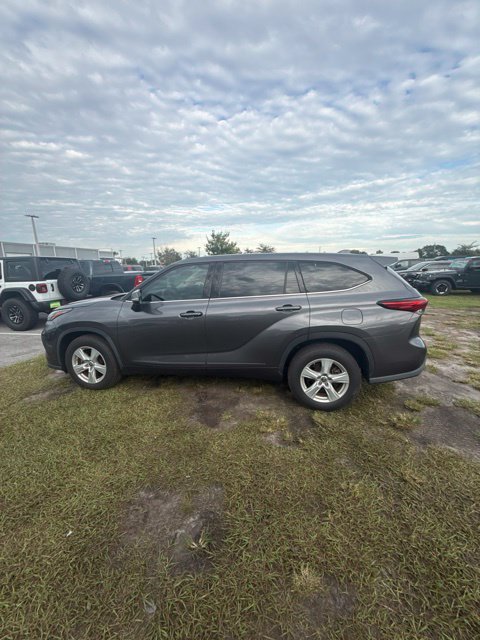 Used 2021 Toyota Highlander LE FWD image 5