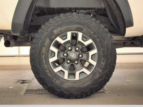 Used 2018 Toyota Tacoma TRD Off-Road AWD/4WD image 20