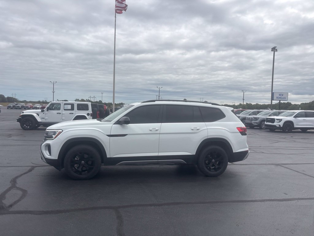 Used 2024 Volkswagen Atlas Peak Edition SE AWD/4WD image 3