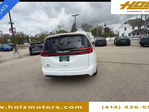 Used 2025 Chrysler Pacifica Select FWD image 7