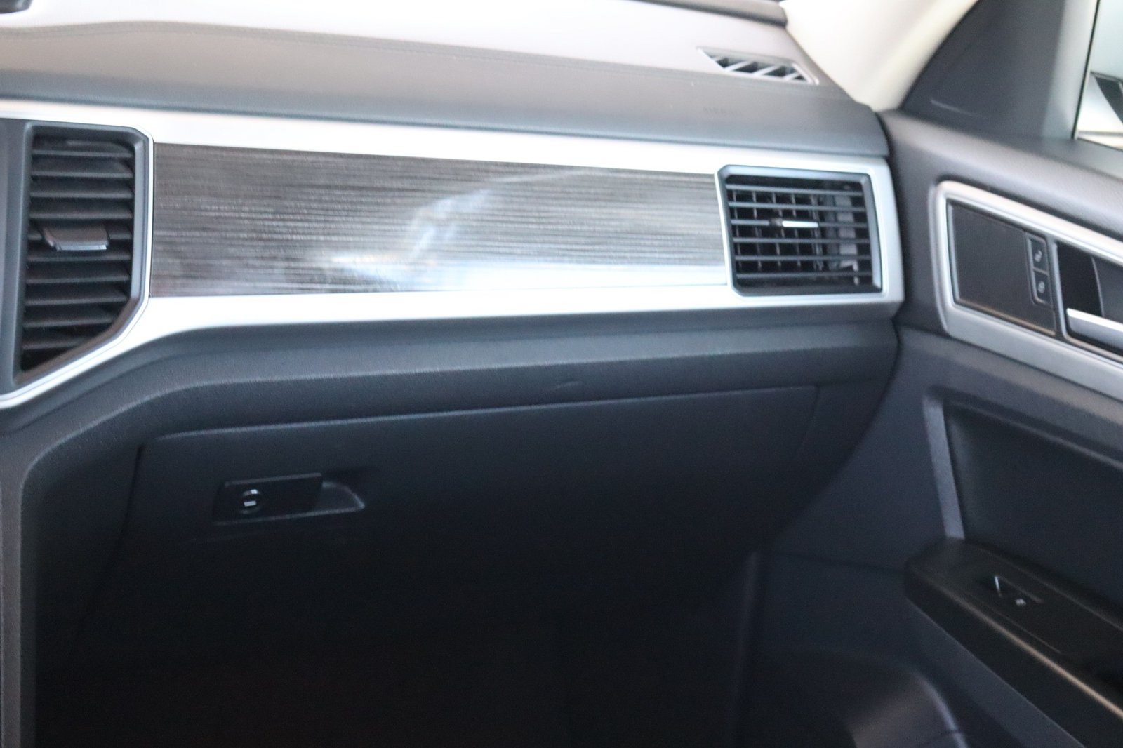 Used 2019 Volkswagen Atlas SE w/ Panoramic Sunroof Package FWD image 31