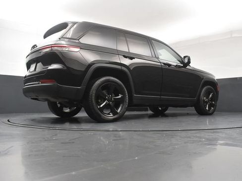 Used 2023 Jeep Grand Cherokee Limited w/ Black Appearance Package AWD/4WD image 24