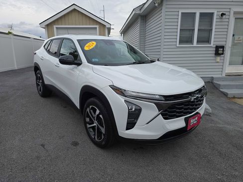 Used 2024 Chevrolet Trax RS image 3