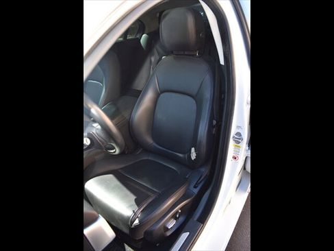 Used 2019 Jaguar XE Premium RWD image 17