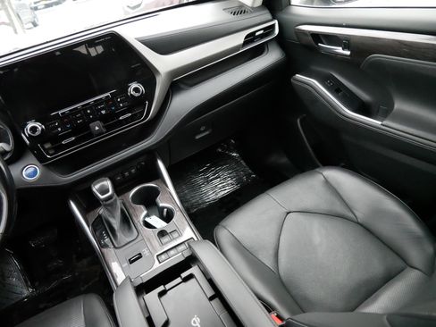 Used 2021 Toyota Highlander Limited image 11