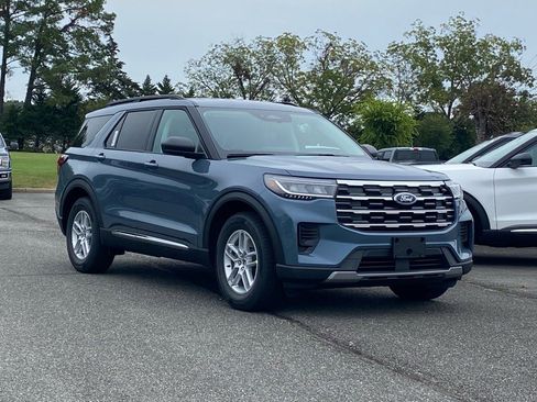 Used 2025 Ford Explorer Active image 2