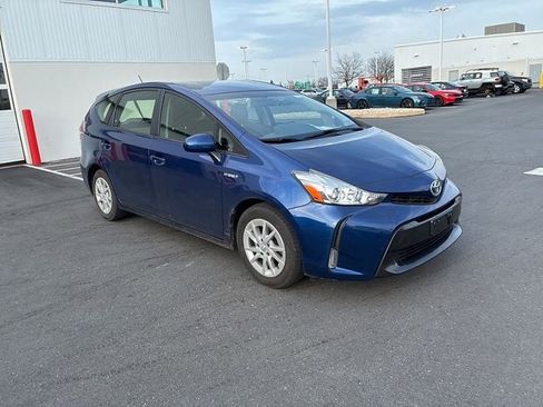 Used 2016 Toyota Prius V Three image 2