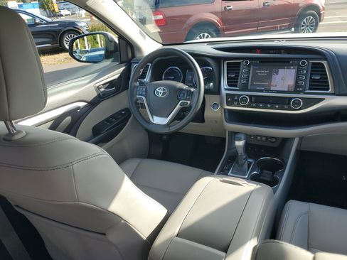 Used 2019 Toyota Highlander XLE image 12