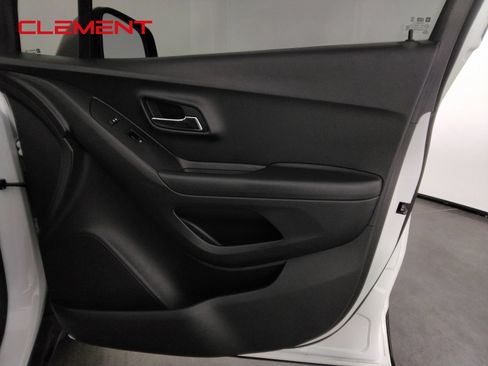 Used 2022 Chevrolet Trax LS AWD/4WD image 31
