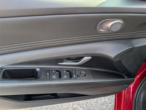 Used 2025 Hyundai Elantra Limited FWD image 18