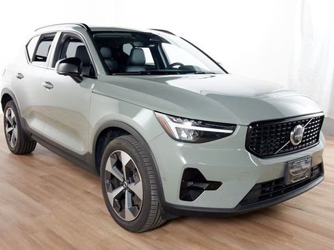 Used 2023 Volvo XC40 B5 Plus w/ Driver Assist Package AWD/4WD image 3