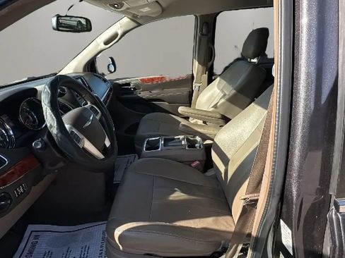 Used 2016 Chrysler Town & Country Touring FWD image 9