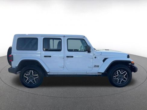 Used 2025 Jeep Wrangler Unlimited Sahara AWD/4WD image 16