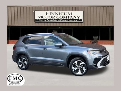 Used 2025 Volkswagen Taos SE AWD/4WD image 1
