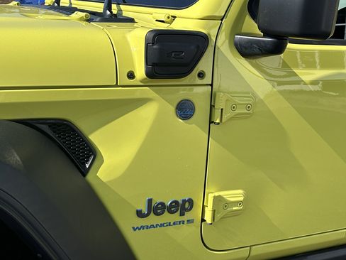 Used 2023 Jeep Wrangler Unlimited w/ Sun & Screen Package image 15