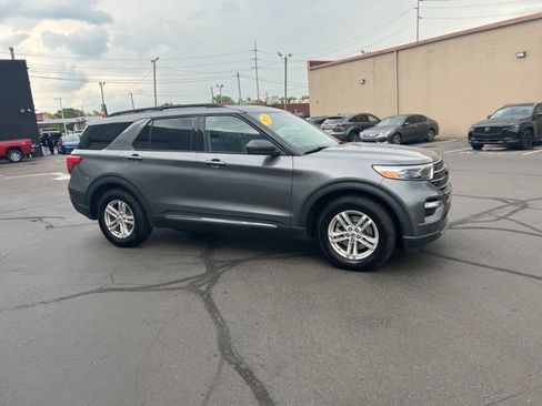 Used 2023 Ford Explorer XLT w/ Equipment Group 202A image 3