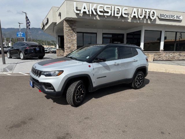 Used 2025 Jeep Compass Trailhawk AWD/4WD image 3
