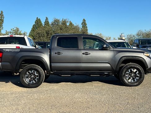 Used 2016 Toyota Tacoma TRD Off-Road image 3