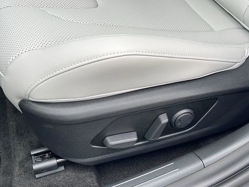 New 2025 Hyundai Elantra Limited image 28