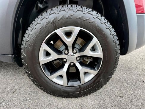 Used 2017 Jeep Cherokee Trailhawk w/ Comfort/Convenience Group AWD/4WD image 40