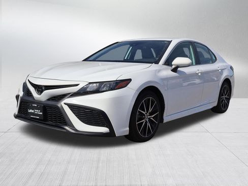 Used 2023 Toyota Camry SE FWD image 3