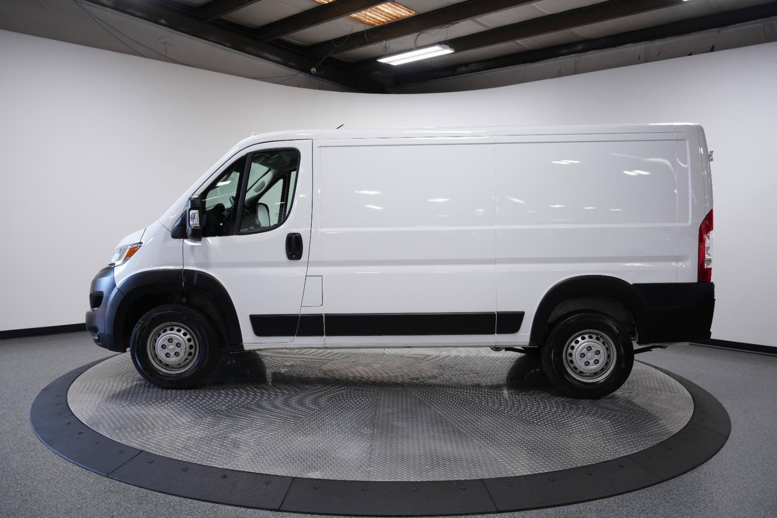 Used 2025 RAM ProMaster 2500 w/ Convenience Group FWD image 4