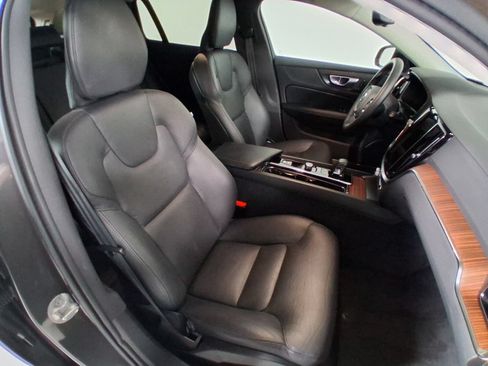 Used 2025 Volvo V60 B5 Cross Country Plus AWD/4WD image 15