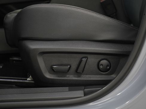 Used 2025 Nissan Rogue SL w/ SL Premium Package image 24