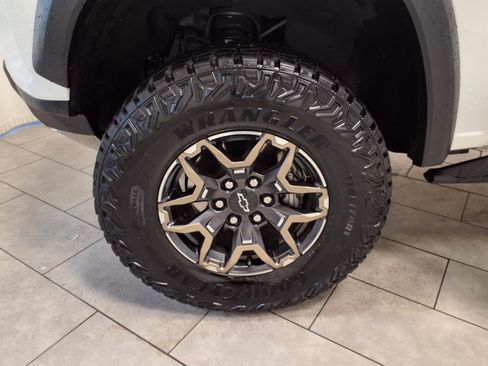 Used 2025 Chevrolet Colorado ZR2 w/ Technology Package AWD/4WD image 29