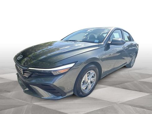Used 2025 Hyundai Elantra SE FWD image 4