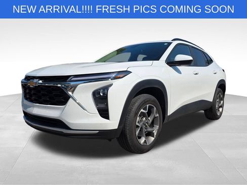Used 2025 Chevrolet Trax LT FWD image 14