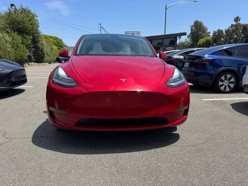 Used 2024 Tesla Model Y Long Range AWD/4WD image 2