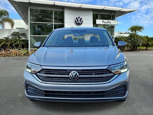 Used 2024 Volkswagen Jetta SE FWD image 2