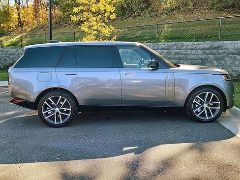 Used 2025 Land Rover Range Rover Long Wheelbase SE image 11