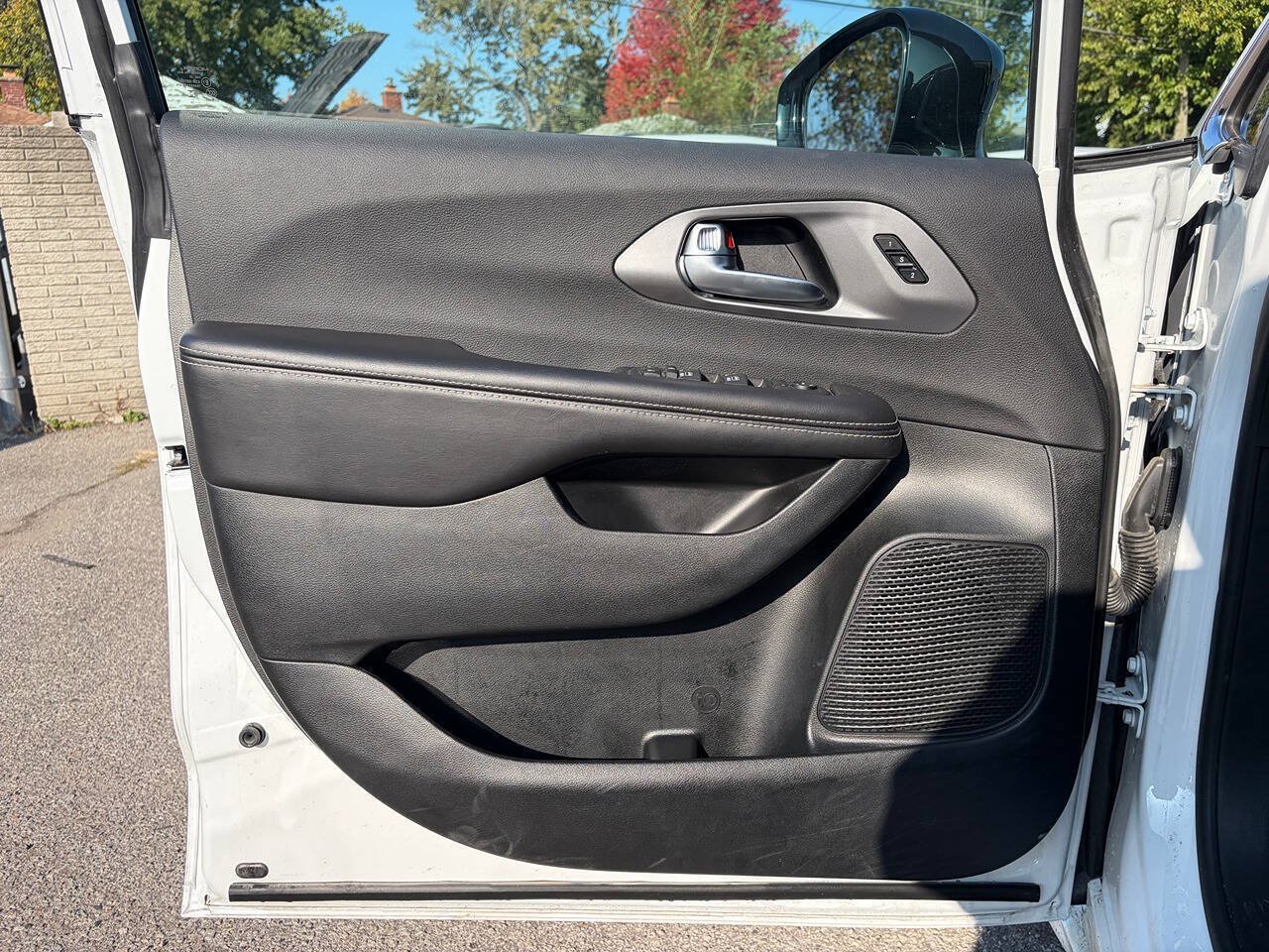 Used 2026 Chrysler Pacifica Select FWD image 10