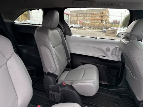 New 2026 Toyota Sienna XLE image 19