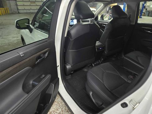 Used 2022 Toyota Highlander Limited AWD/4WD image 16