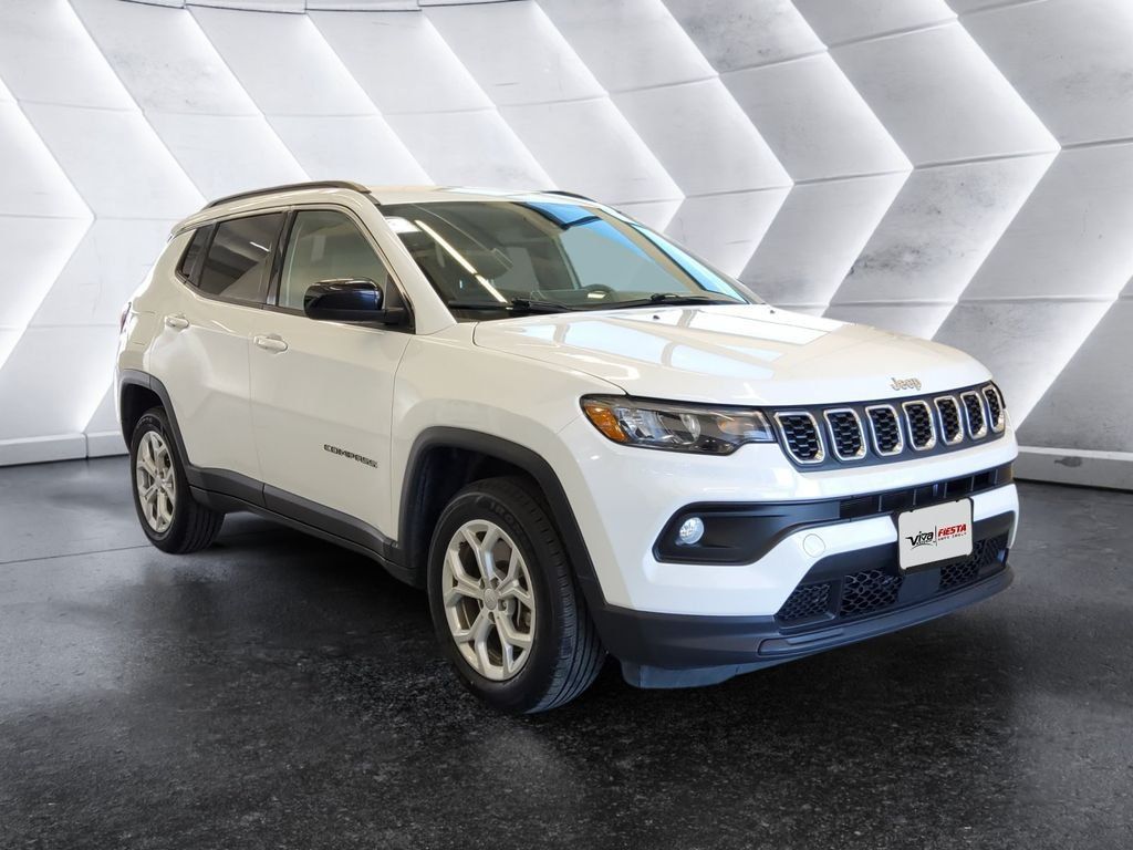Used 2024 Jeep Compass Latitude AWD/4WD image 1