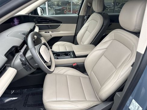 Used 2025 Lincoln Nautilus Premier image 13