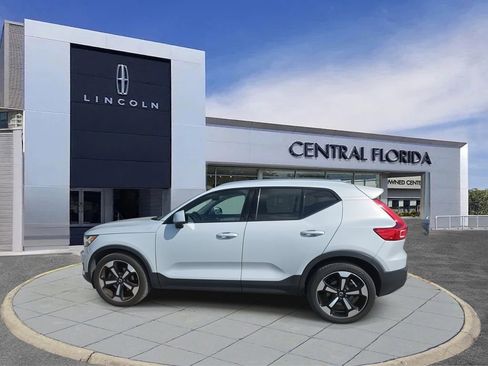 Used 2020 Volvo XC40 T5 Momentum image 5